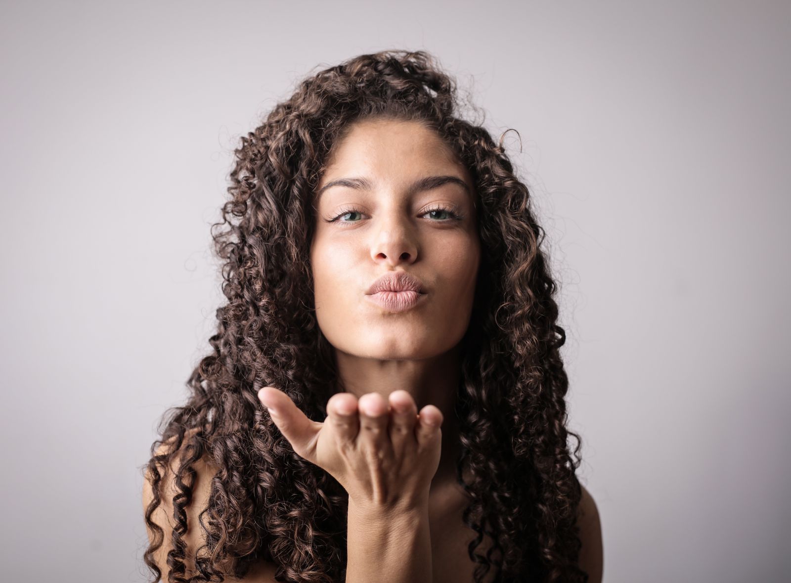 Une femme aux longs cheveux bouclés bruns